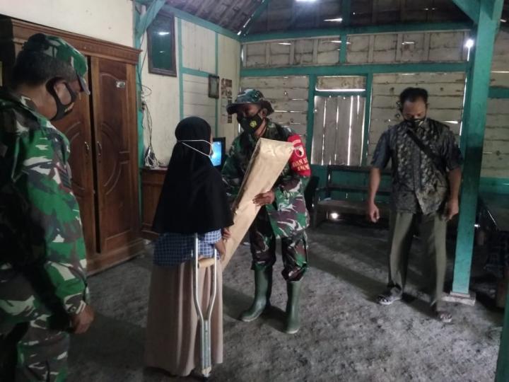 Warga Disabilitas Dapat Bantuan Alat Bantu Jalan Dari Satgas TMMD Bojonegoro